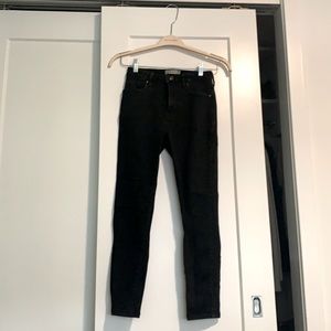 Everlane curvy high rise crop skinny jean in Black, size 27, rarely worn!